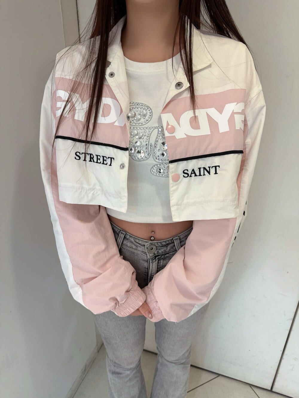 グレー系のデニムパンツ、ホワイト系のTシャツ/カットソー、ブラック系のブーツを着用したレディースの夏コーディネートの7枚目の写真