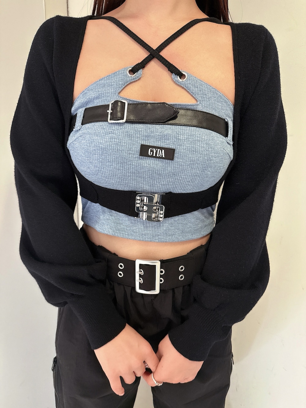 ブラック系のカーディガン/ボレロ、ブルー系のキャミソール、ブラック系のその他パンツを着用したレディースの春コーディネートの7枚目の写真