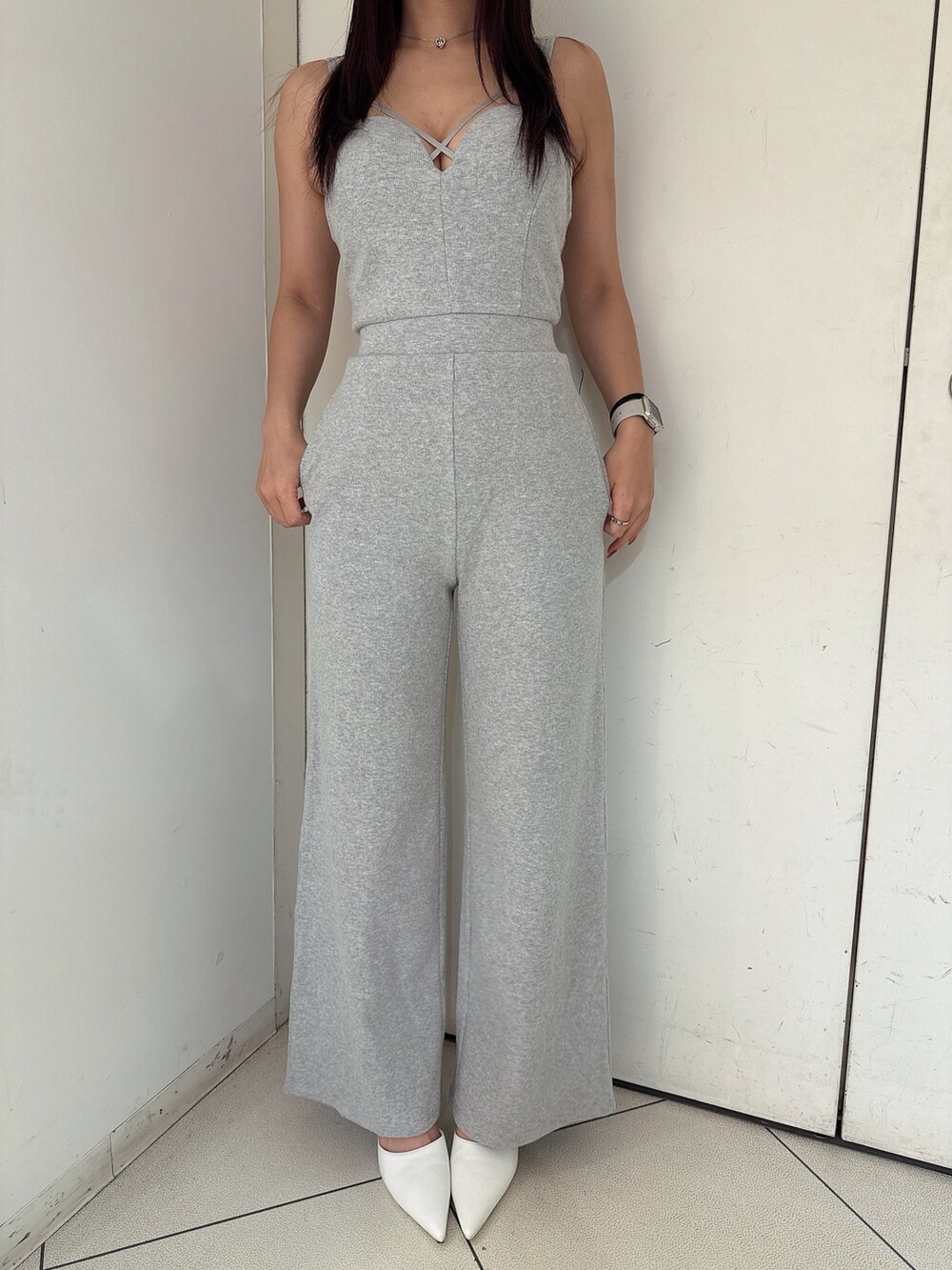 ブラック系のつなぎ/オールインワン、ホワイト系のパンプス、ピンク系のデニムジャケットを着用したレディースの夏コーディネートの7枚目の写真