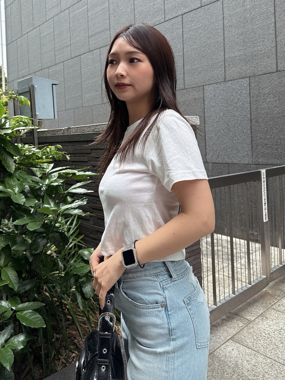 ホワイト系のTシャツ/カットソー、ブルー系のデニムパンツを着用したレディースの夏コーディネートの5枚目の写真
