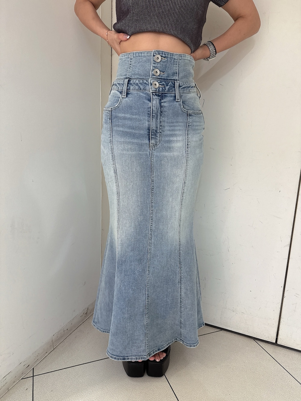 ピンク系のニット/セーター、ブルー系のデニムスカート、ホワイト系のサンダルを着用したレディースの夏コーディネートの8枚目の写真