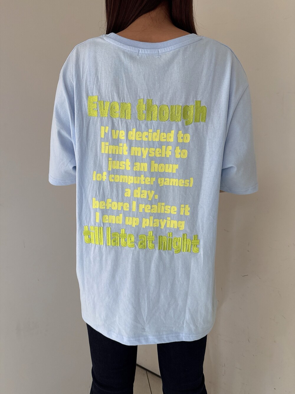 ブルー系のTシャツ/カットソー、ブルー系のデニムパンツ、ブラック系のサンダルを着用したレディースの夏コーディネートの8枚目の写真