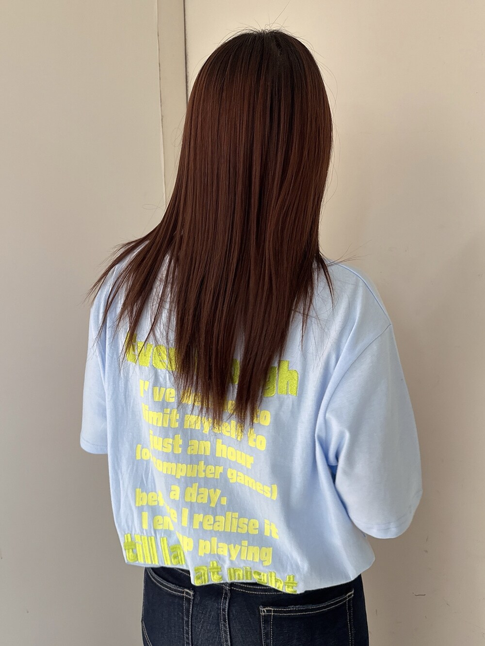 ブルー系のTシャツ/カットソー、ブルー系のデニムパンツ、ブラック系のサンダルを着用したレディースの夏コーディネートの6枚目の写真