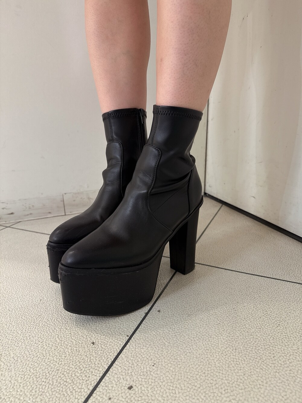 ホワイト系のキャミソール、ピンク系のデニムジャケット、ブラック系のその他パンツを着用したレディースの夏コーディネートの9枚目の写真
