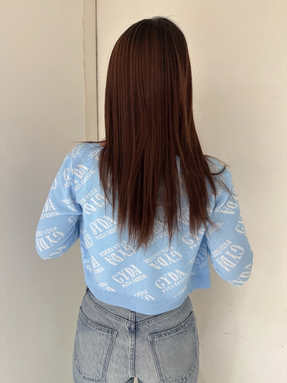 ブラック系のサンダル、ブルー系のデニムパンツ、ホワイト系のキャミソールを着用したレディースの夏コーディネートの6枚目の写真