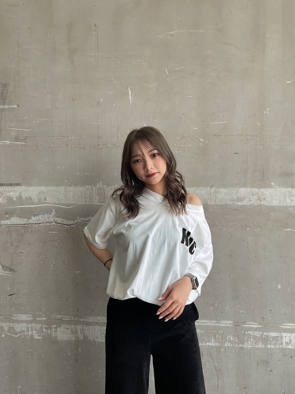 ホワイト系のTシャツ/カットソー、ブラック系のスウェットパンツ、ブラック系のサンダルを着用したレディースの夏コーディネートの6枚目の写真