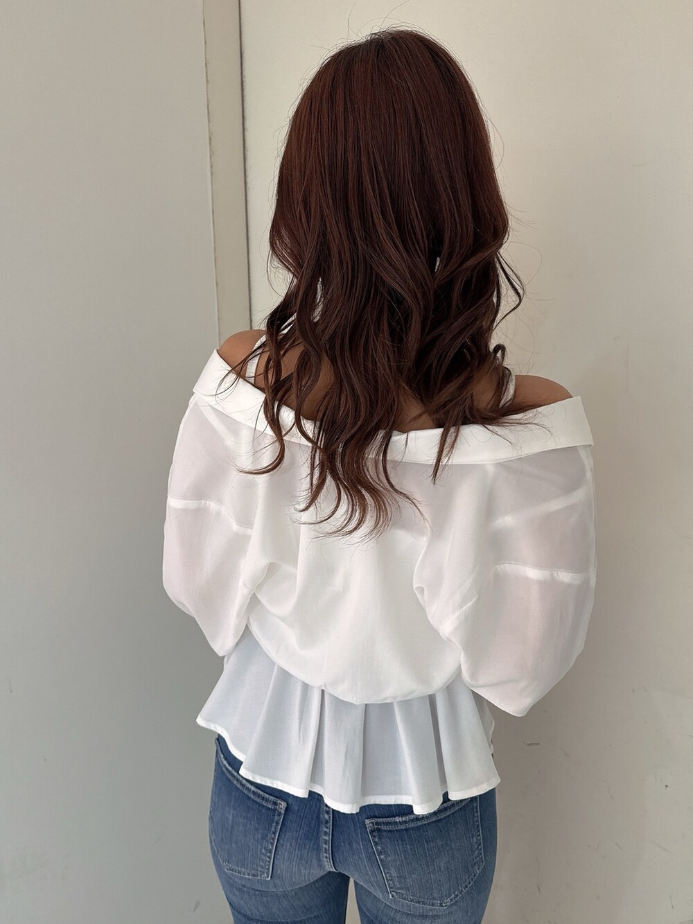 ブルー系のデニムパンツ、ホワイト系のパンプス、ホワイト系のシャツ/ブラウスを着用したレディースの冬コーディネートの6枚目の写真