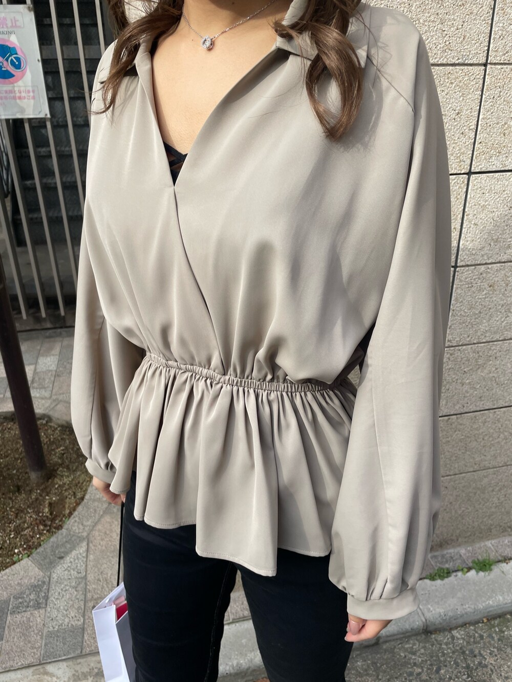 ベージュ系のシャツ/ブラウス、ブラック系のキャミソール、ブラック系のデニムパンツを着用したレディースの冬コーディネートの8枚目の写真