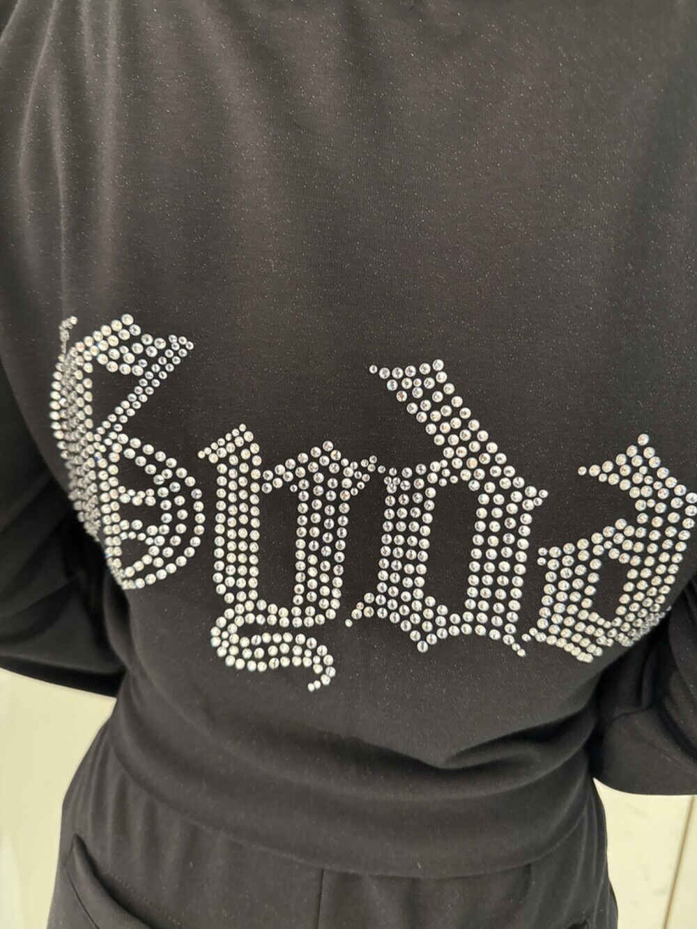ホワイト系のパンプス、ブラック系のパーカー、ホワイト系のTシャツ/カットソーを着用したレディースの春コーディネートの8枚目の写真