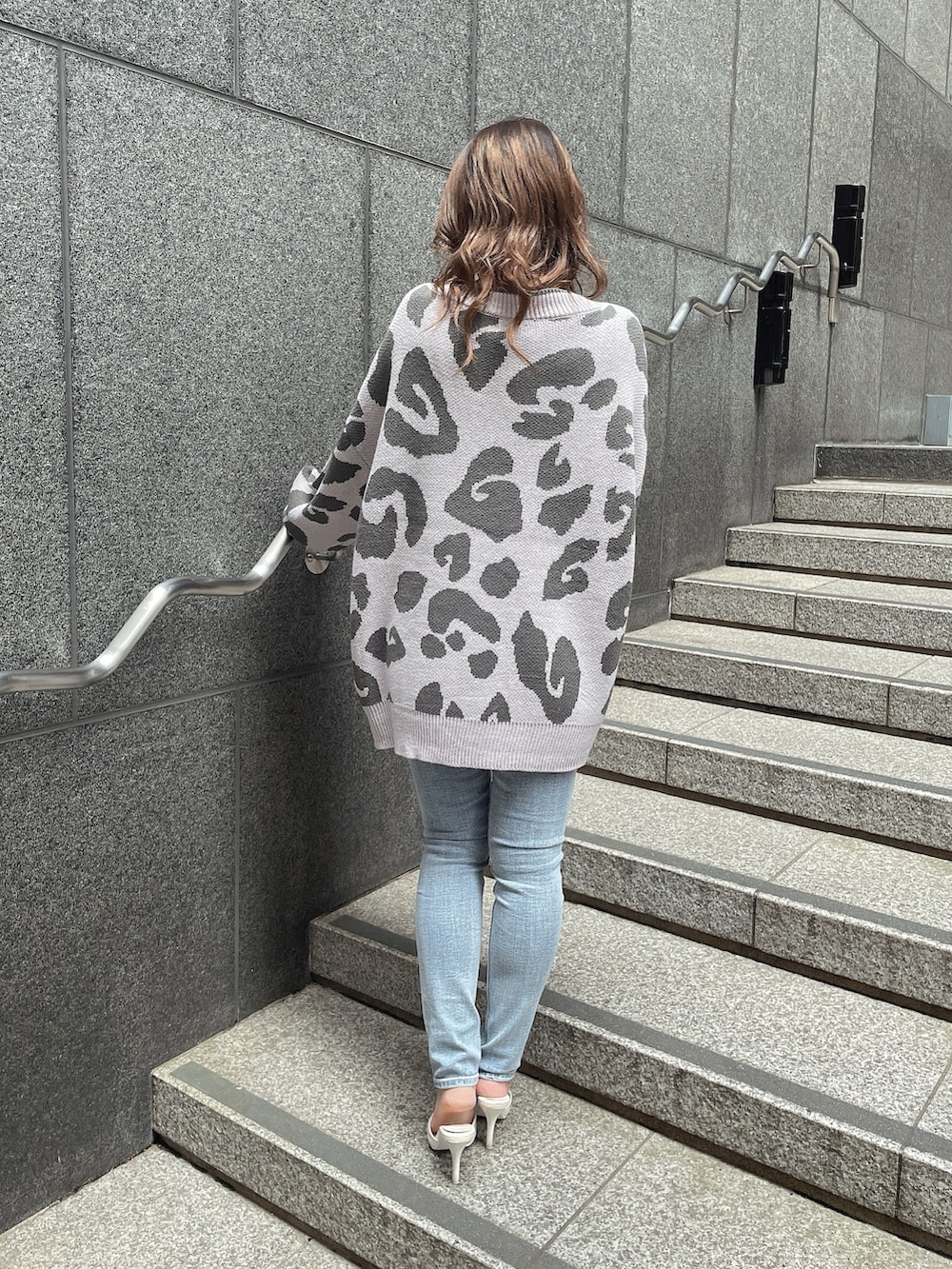 ピンク系のカーディガン/ボレロ、ホワイト系のキャミソール、ホワイト系のパンプスを着用したレディースの春コーディネートの2枚目の写真