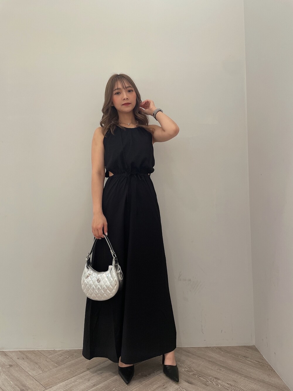 ブラック系のワンピース、ブラック系のチューブトップ、ブラック系のパンプスを着用したレディースの夏コーディネートの2枚目の写真