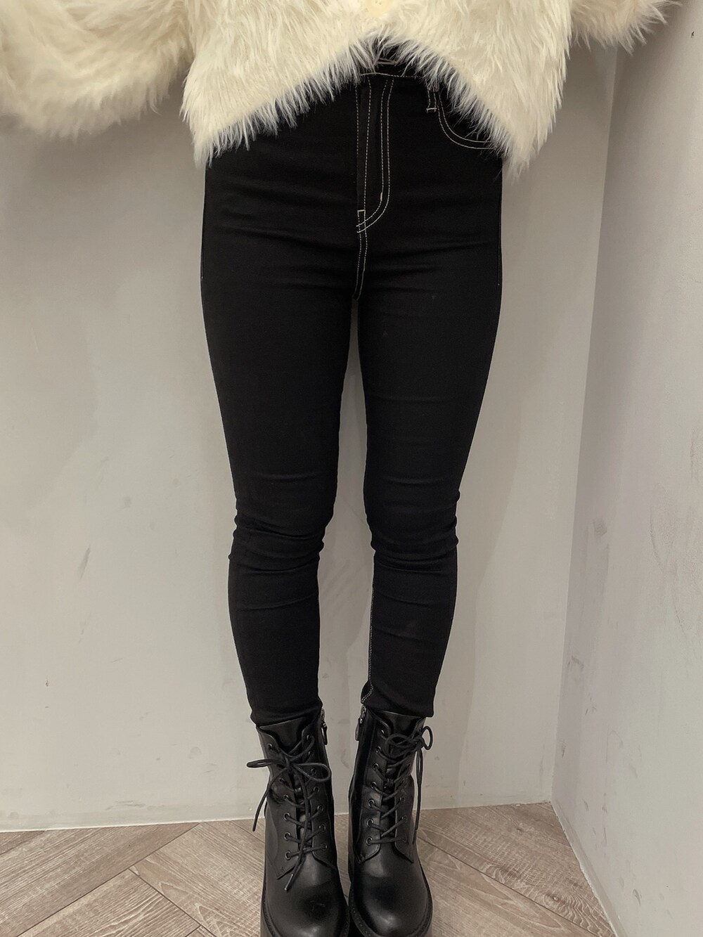 ピンク系のカーディガン/ボレロ、ブラック系のキャミソール、ブラック系のデニムパンツを着用したレディースの秋コーディネートの8枚目の写真