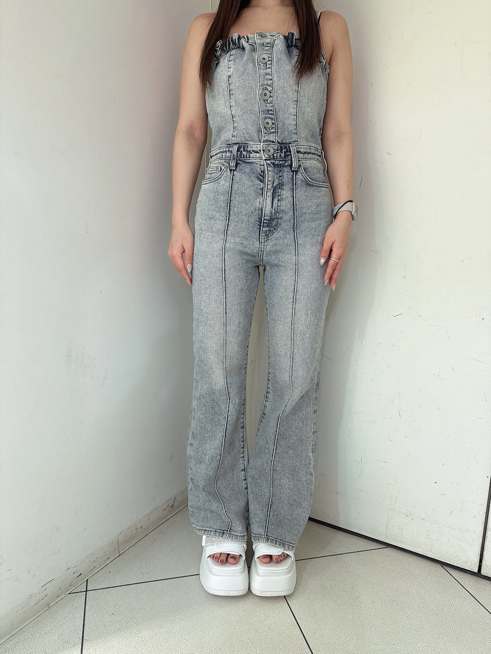 ホワイト系のサンダル、ブルー系のつなぎ/オールインワン、ピンク系のカーディガン/ボレロを着用したレディースの冬コーディネートの8枚目の写真