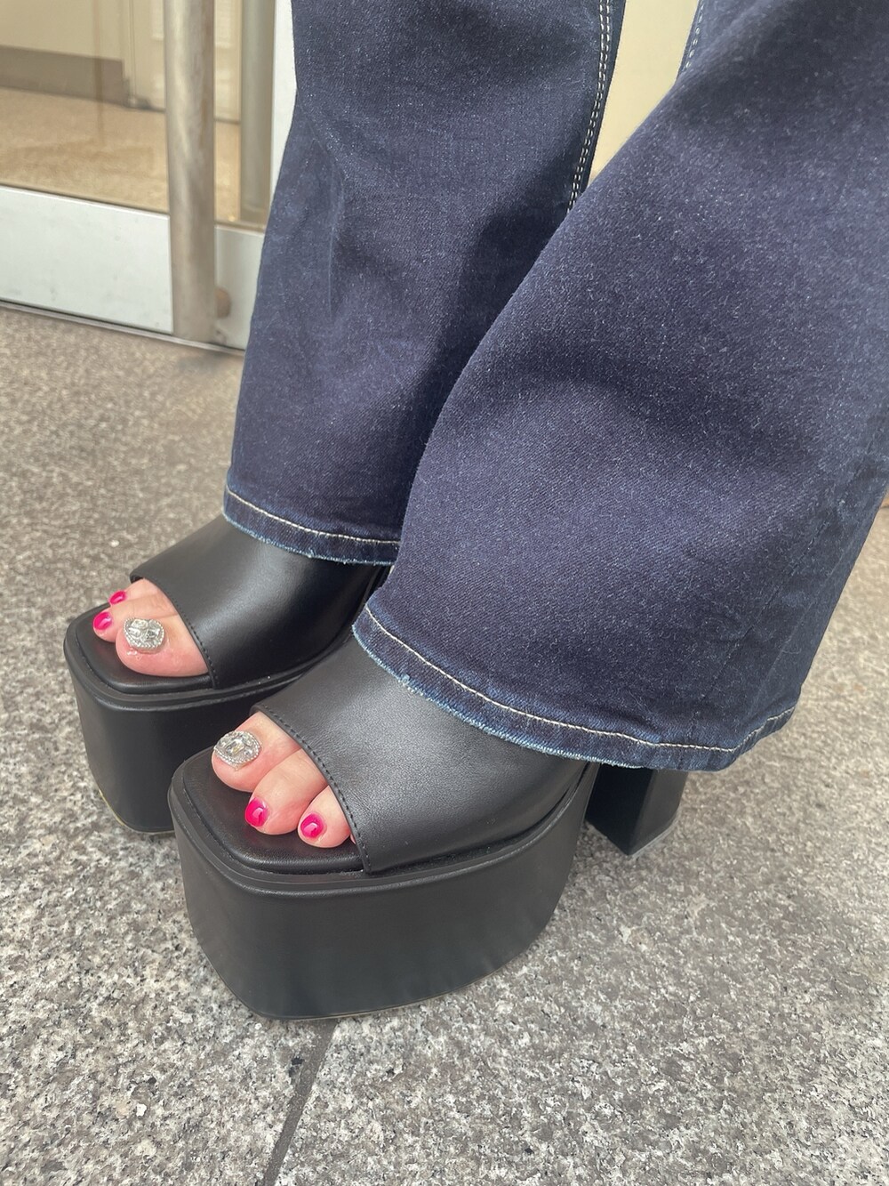 ホワイト系のTシャツ/カットソー、ブルー系のデニムパンツ、ブラック系のショルダーバッグを着用したレディースの夏コーディネートの9枚目の写真