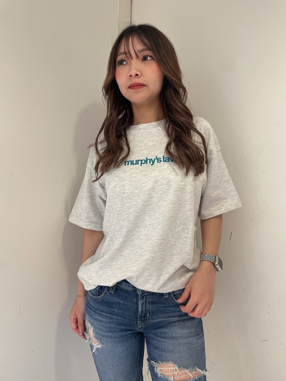 グレー系のTシャツ/カットソー、ブルー系のデニムパンツ、ホワイト系のサンダルを着用したレディースの夏コーディネートの4枚目の写真