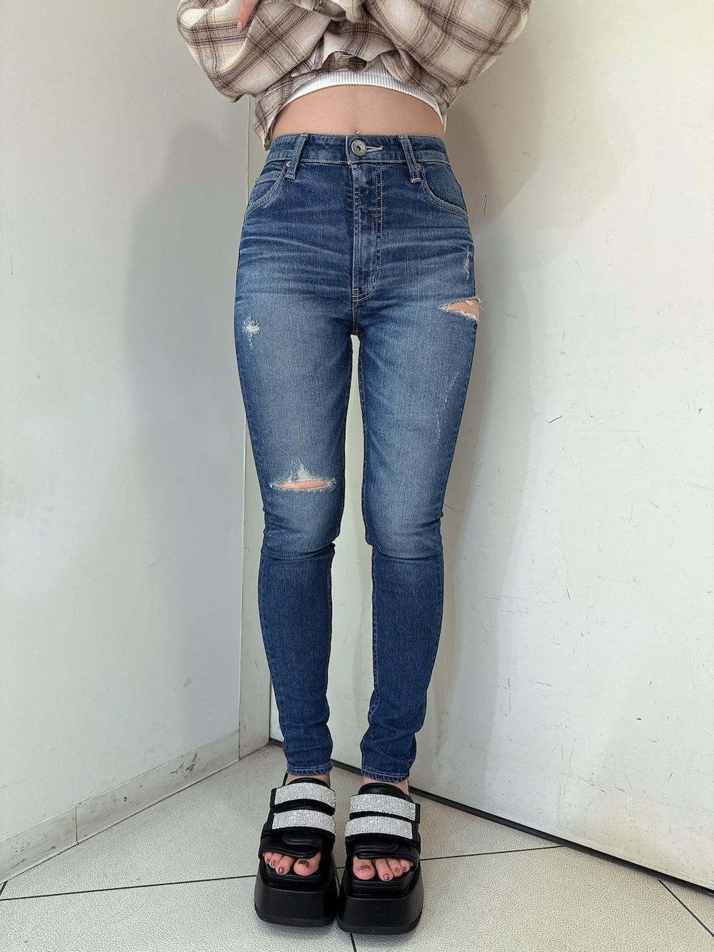 ベージュ系のシャツ/ブラウス、ブルー系のデニムパンツ、ブラック系のサンダルを着用したレディースの春コーディネートの8枚目の写真