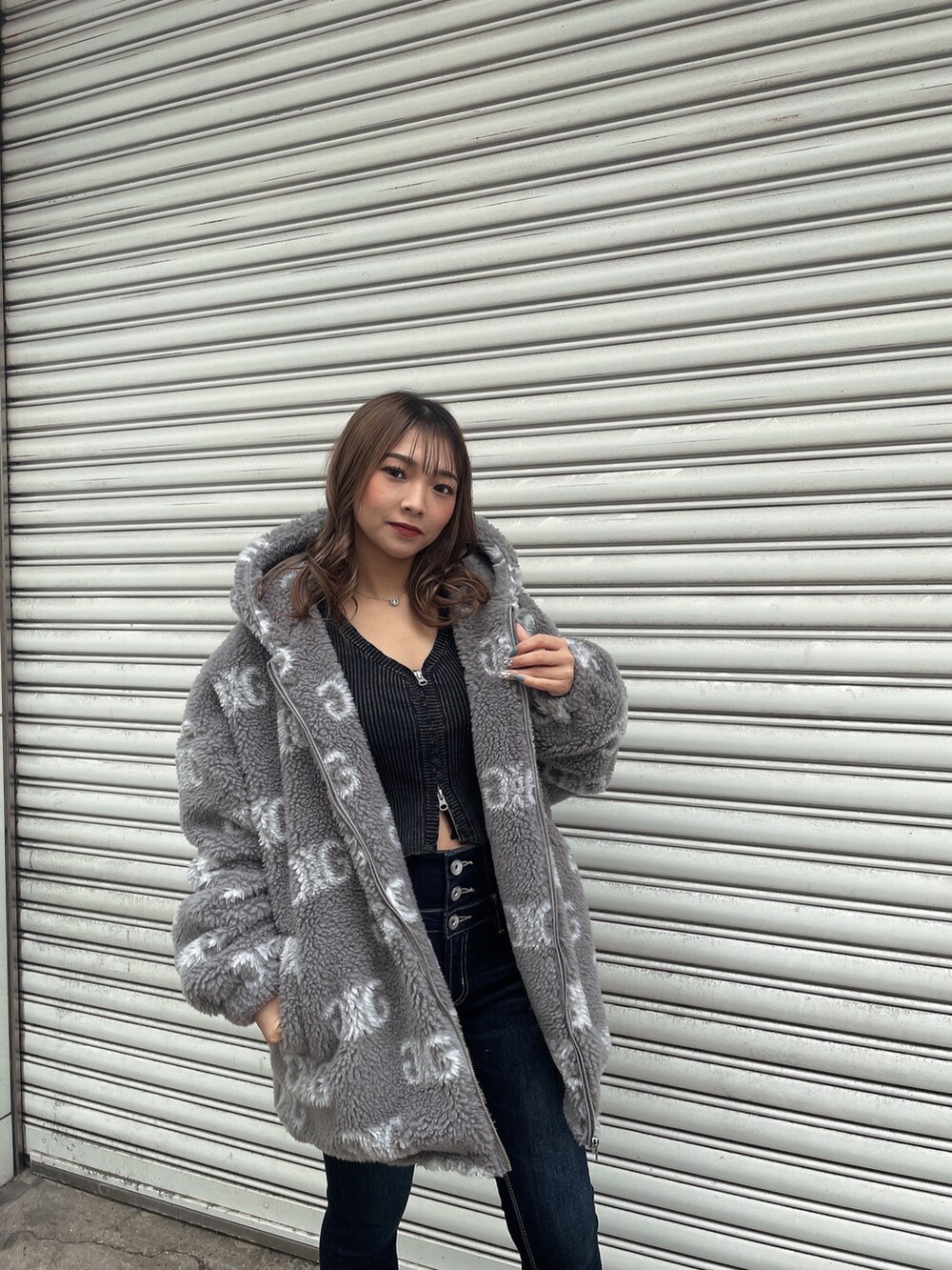 ブルー系のデニムパンツ、ブルー系のデニムパンツ、ブラック系のブーツを着用したレディースの秋コーディネートの5枚目の写真