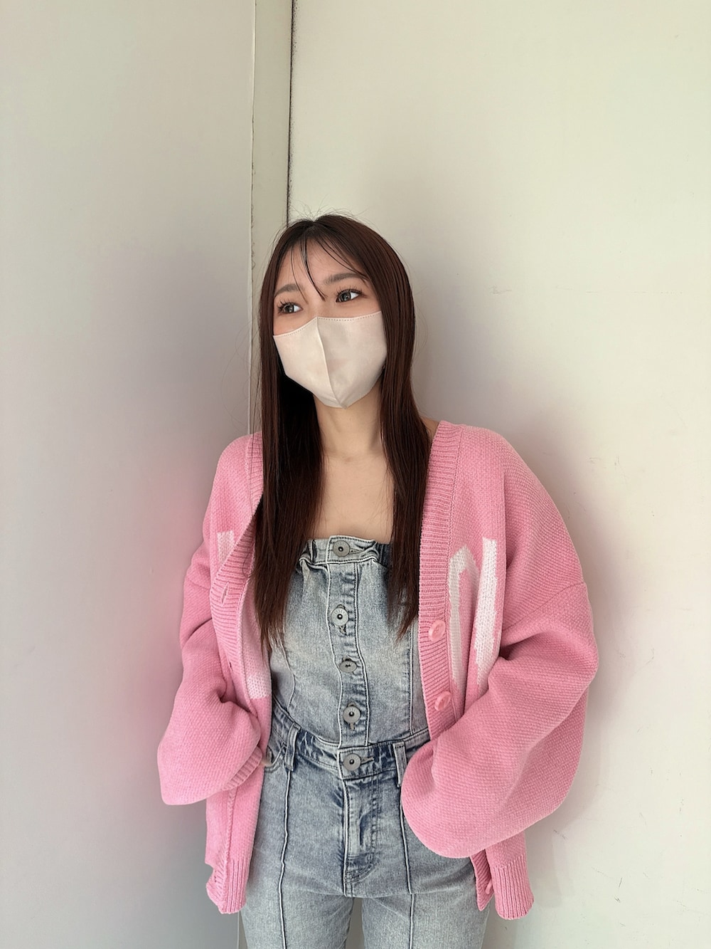 ホワイト系のサンダル、ブルー系のつなぎ/オールインワン、ピンク系のカーディガン/ボレロを着用したレディースの冬コーディネートの4枚目の写真