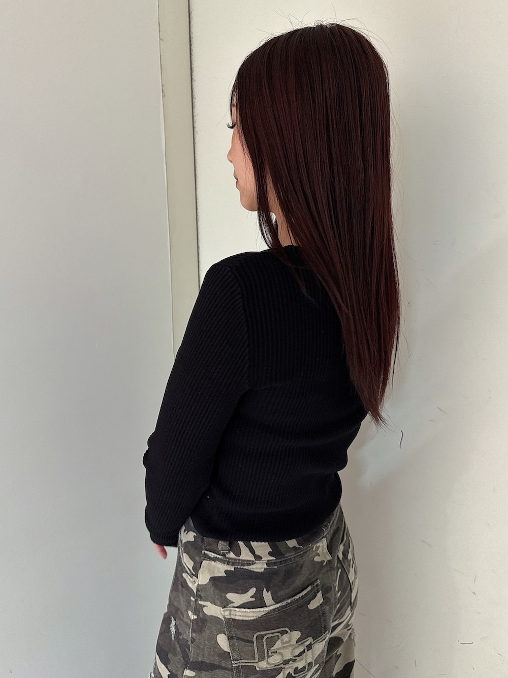 その他のデニムパンツ、ブラック系のブーツ、ブラック系のニット/セーターを着用したレディースの夏コーディネートの5枚目の写真