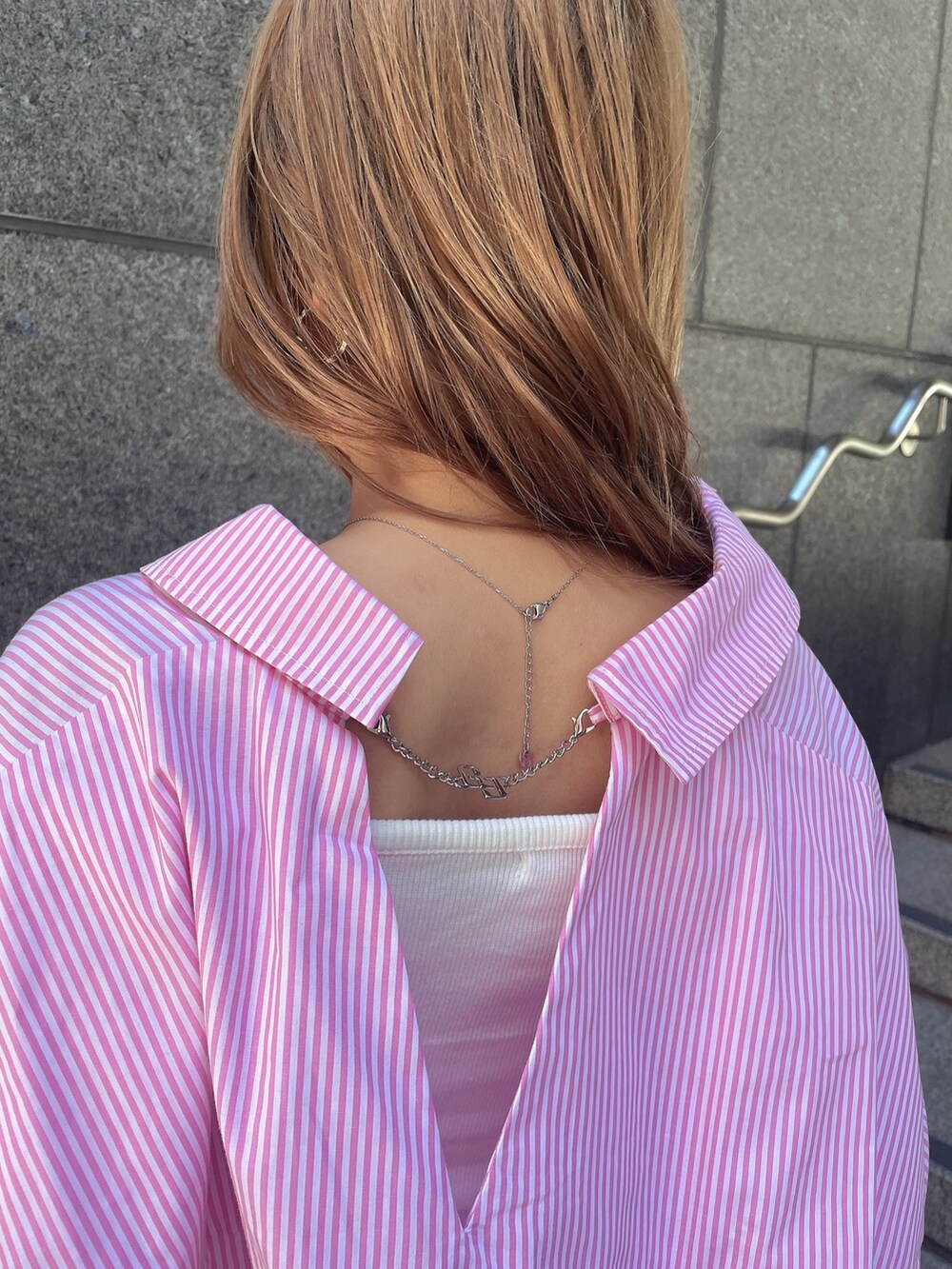 ホワイト系のTシャツ/カットソー、ピンク系のシャツ/ブラウス、ホワイト系のバックパック/リュックを着用したレディースの春コーディネートの4枚目の写真