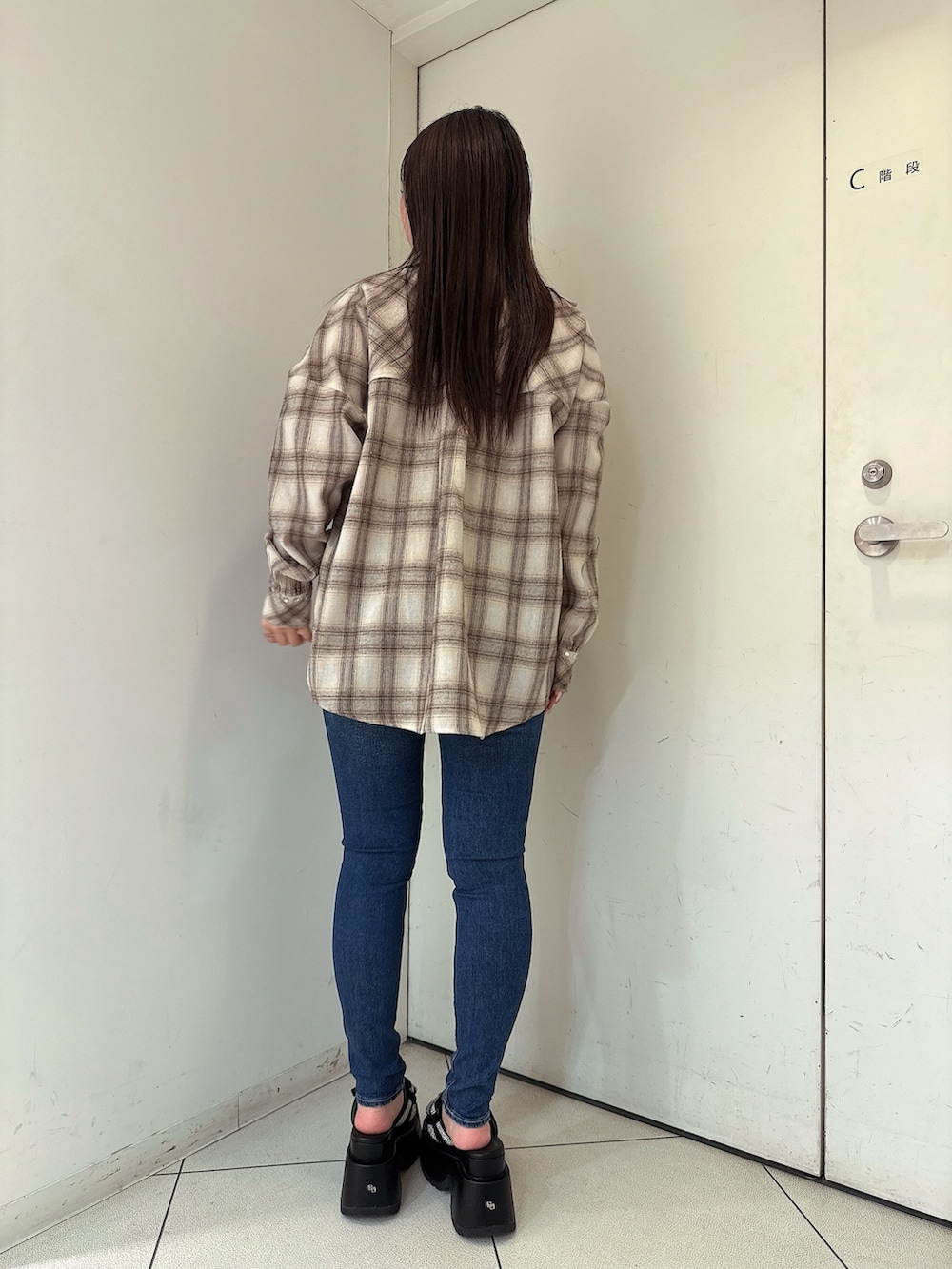 ベージュ系のシャツ/ブラウス、ブルー系のデニムパンツ、ブラック系のサンダルを着用したレディースの春コーディネートの3枚目の写真