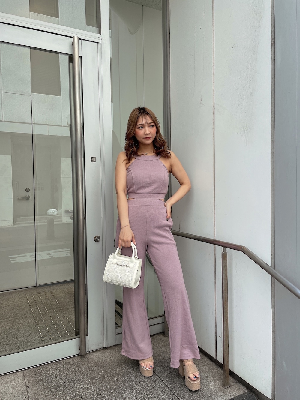 ピンク系のつなぎ/オールインワン、ホワイト系のシャツ/ブラウス、ホワイト系のハンドバッグを着用したレディースの春コーディネートの4枚目の写真