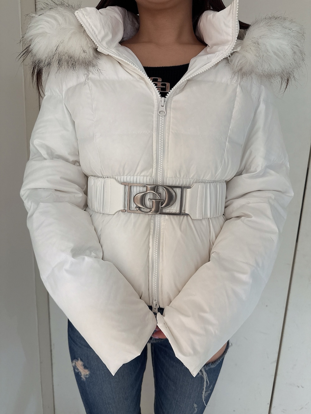 ホワイト系のダウンジャケット/コート、ブルー系のデニムパンツ、ブラック系のブーツを着用したレディースの秋コーディネートの7枚目の写真