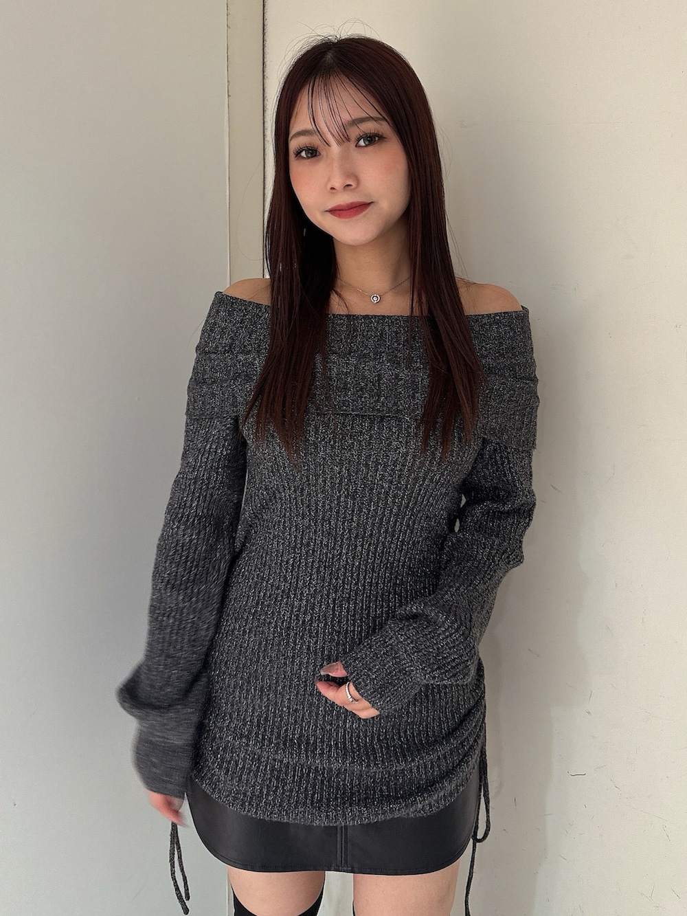 ブラック系のブーツ、ブラック系のスカート、ブラック系のチュニックを着用したレディースの秋コーディネートの4枚目の写真