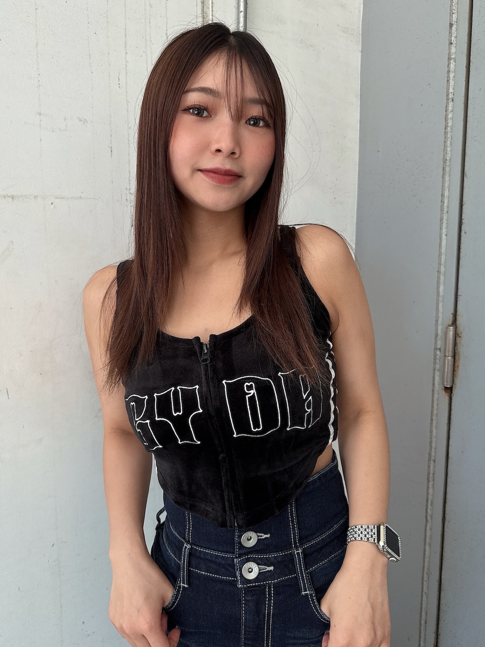 ブラック系のキャミソール、ブルー系のデニムスカート、ブラック系のサンダルを着用したレディースの夏コーディネートの4枚目の写真