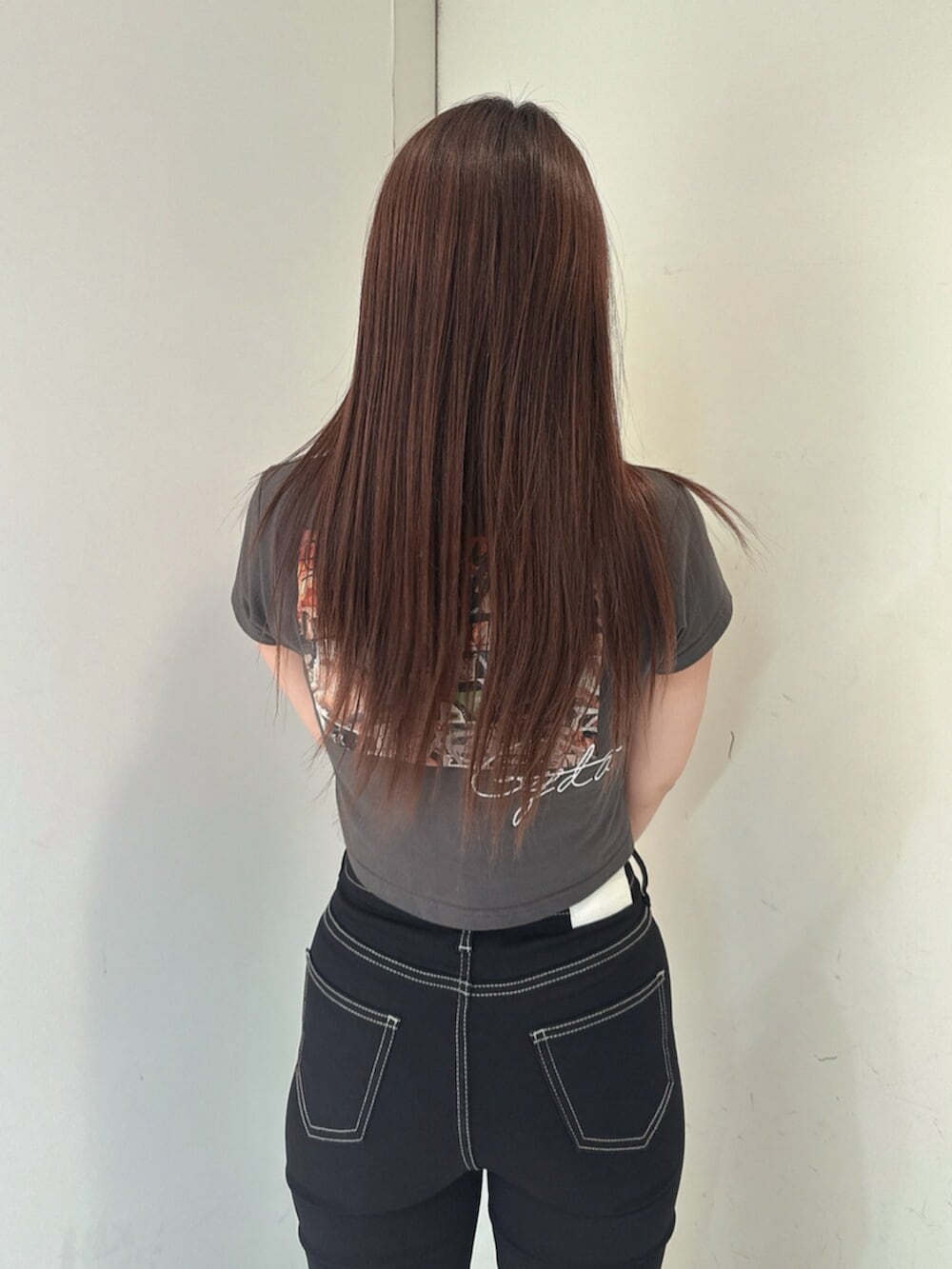 ブラック系のサンダル、ブラック系のデニムパンツ、グレー系のTシャツ/カットソーを着用したレディースの春コーディネートの6枚目の写真