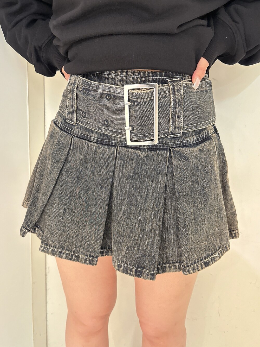 ブラウン系のニット/セーター、その他のデニムスカート、ブラック系のブーツを着用したレディースの秋コーディネートの8枚目の写真