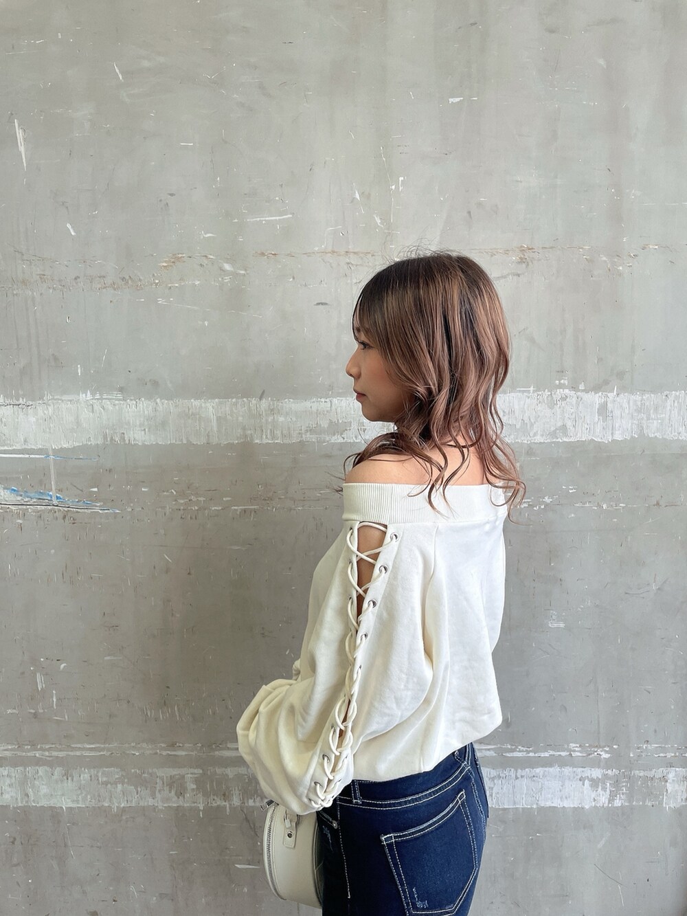 ホワイト系のスウェット、ホワイト系のハンドバッグ、ホワイト系のパンプスを着用したレディースの春コーディネートの6枚目の写真