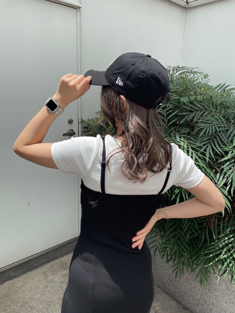 ブラック系のワンピース、ホワイト系のスニーカー、ホワイト系のTシャツ/カットソーを着用したレディースの夏コーディネートの5枚目の写真