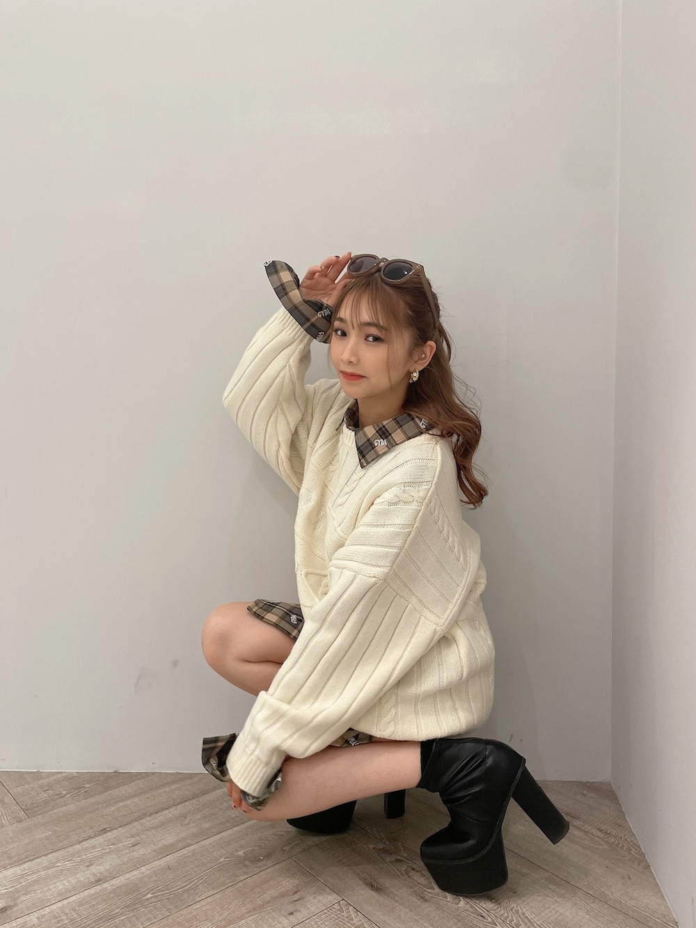 ベージュ系のシャツ/ブラウス、ホワイト系のニット/セーター、ブラック系のスカートを着用したレディースの冬コーディネートの2枚目の写真