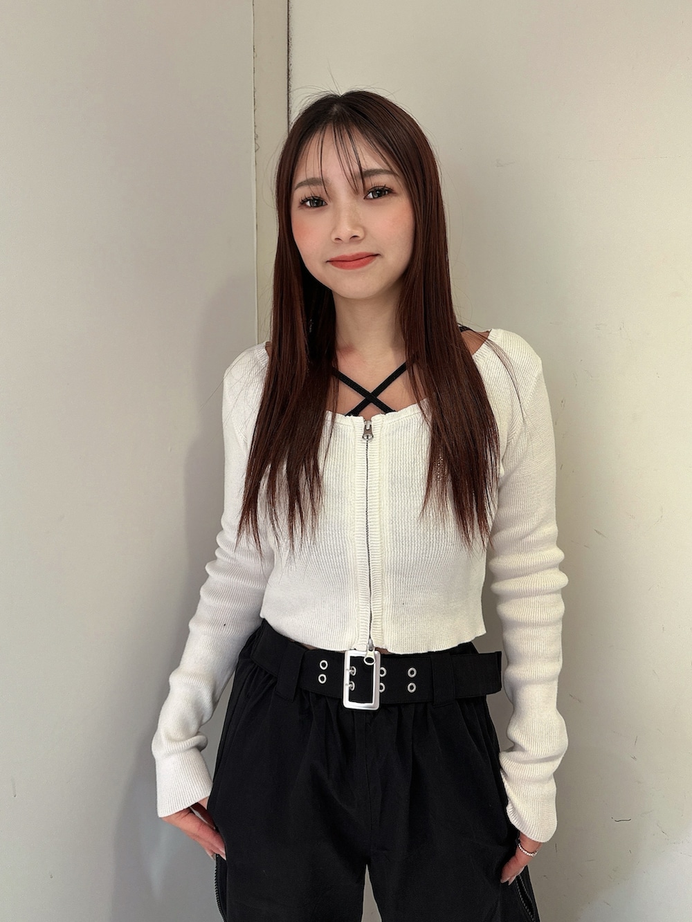 ブラック系のその他パンツ、ブラック系のサンダル、ホワイト系のニット/セーターを着用したレディースの春コーディネートの4枚目の写真