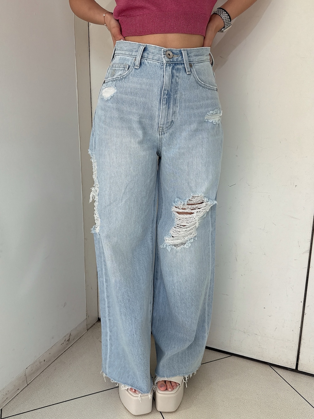 ブルー系のデニムパンツ、ホワイト系のサンダル、ピンク系のニット/セーターを着用したレディースの夏コーディネートの7枚目の写真