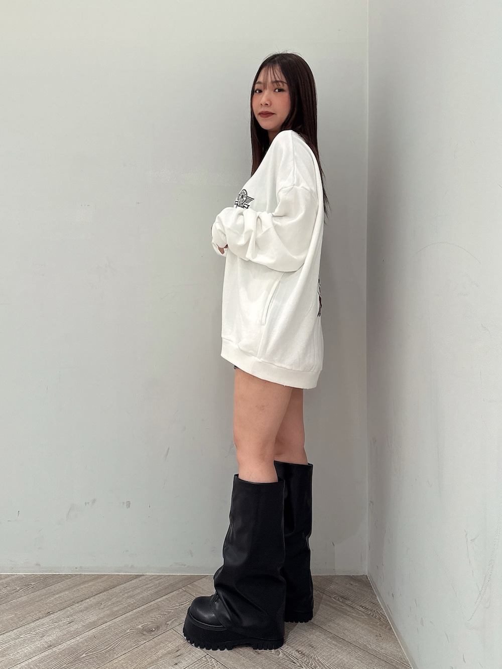 ホワイト系のスウェット、ブラック系のブーツを着用したレディースの夏コーディネートの2枚目の写真