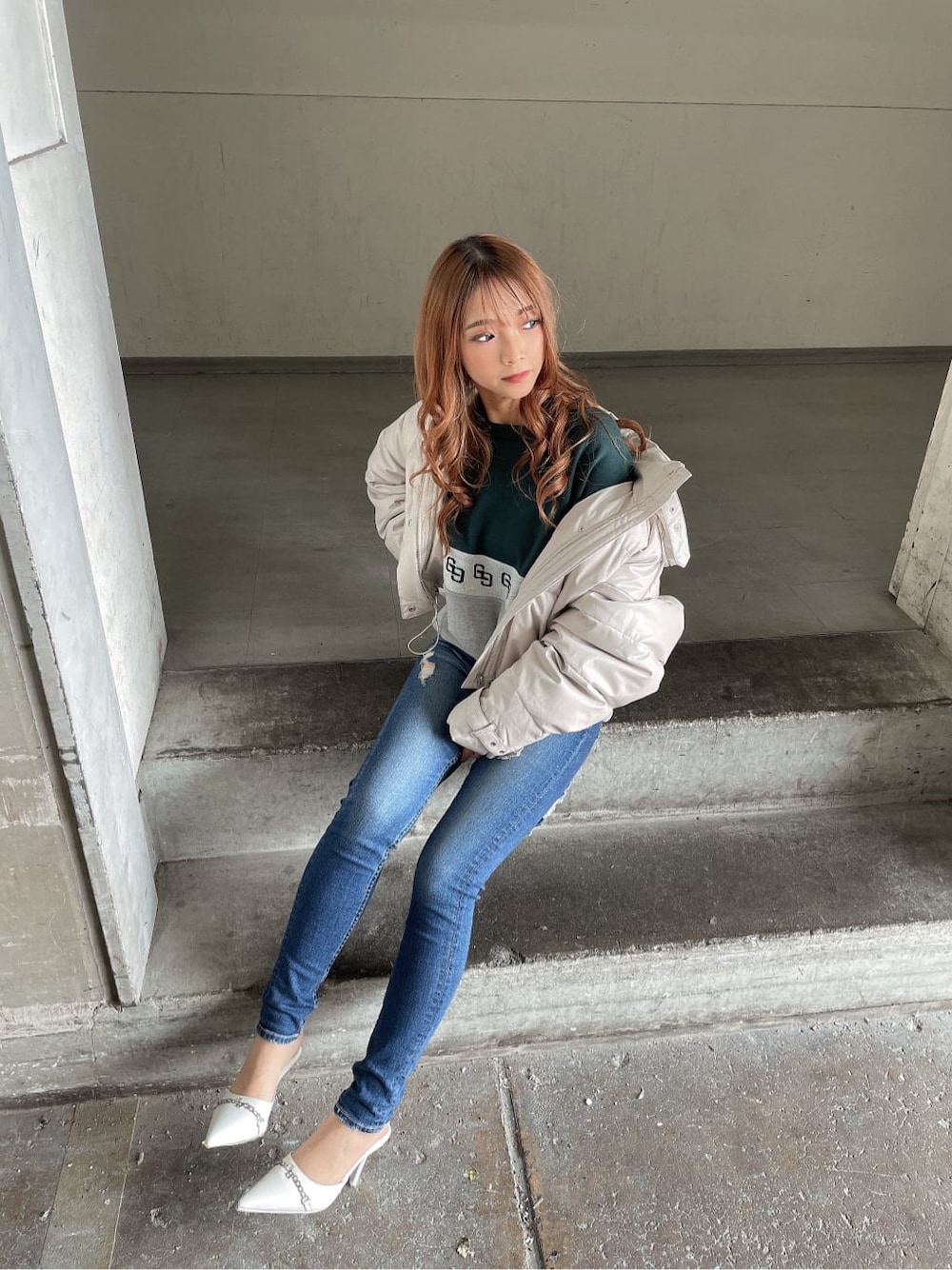 ホワイト系のパンプス、グリーン系のスウェット、ホワイト系のダウンジャケット/コートを着用したレディースの秋コーディネートの2枚目の写真