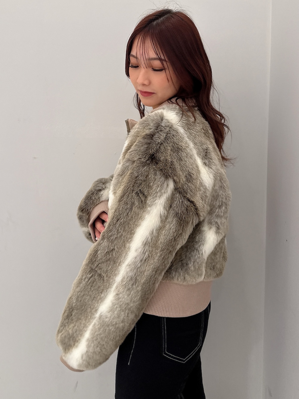 その他のその他アウター、ホワイト系のTシャツ/カットソー、ブラック系のブーツを着用したレディースの秋コーディネートの5枚目の写真