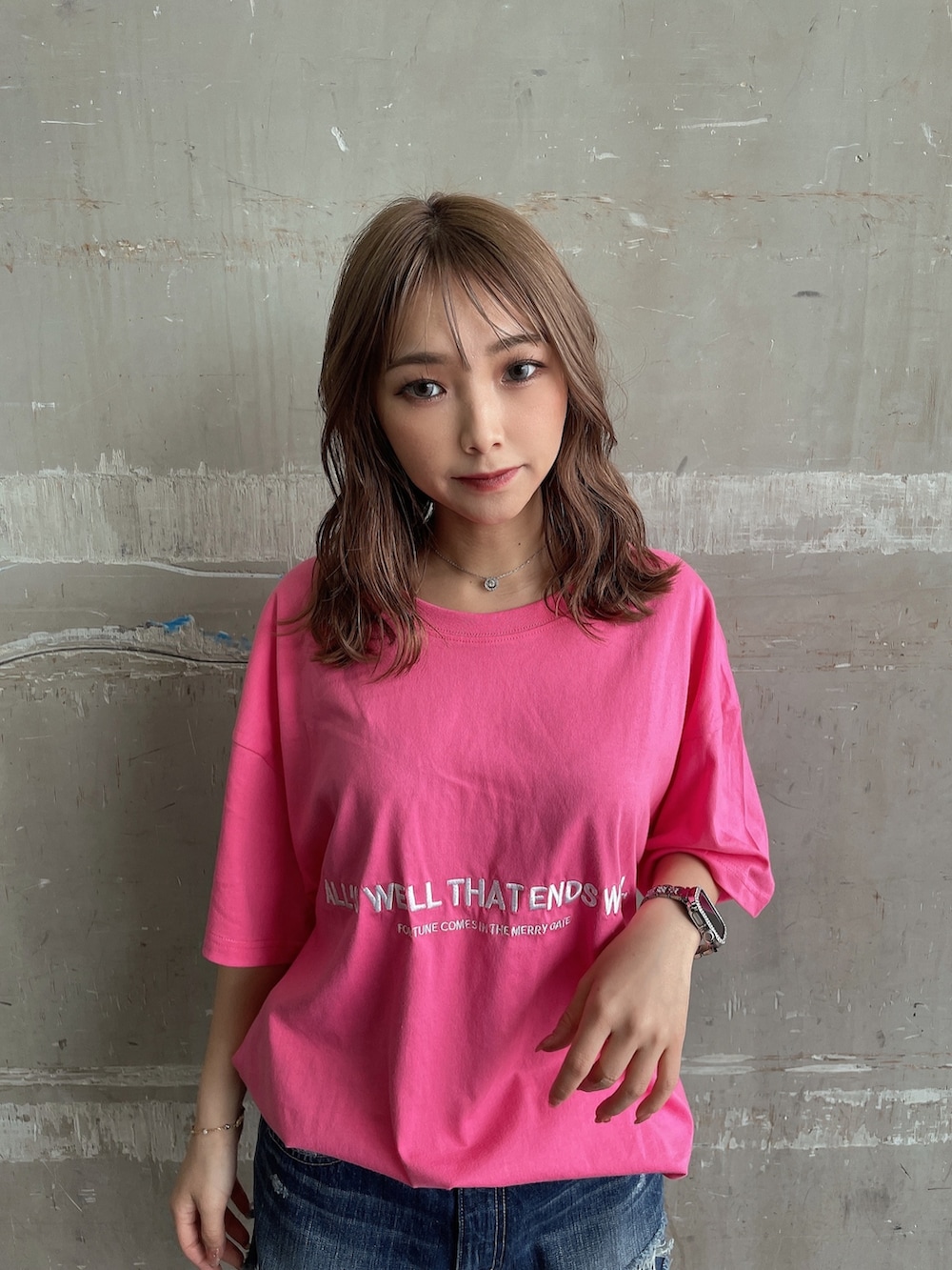 ピンク系のTシャツ/カットソー、ブルー系のデニムパンツ、ブラック系のサンダルを着用したレディースの春コーディネートの3枚目の写真