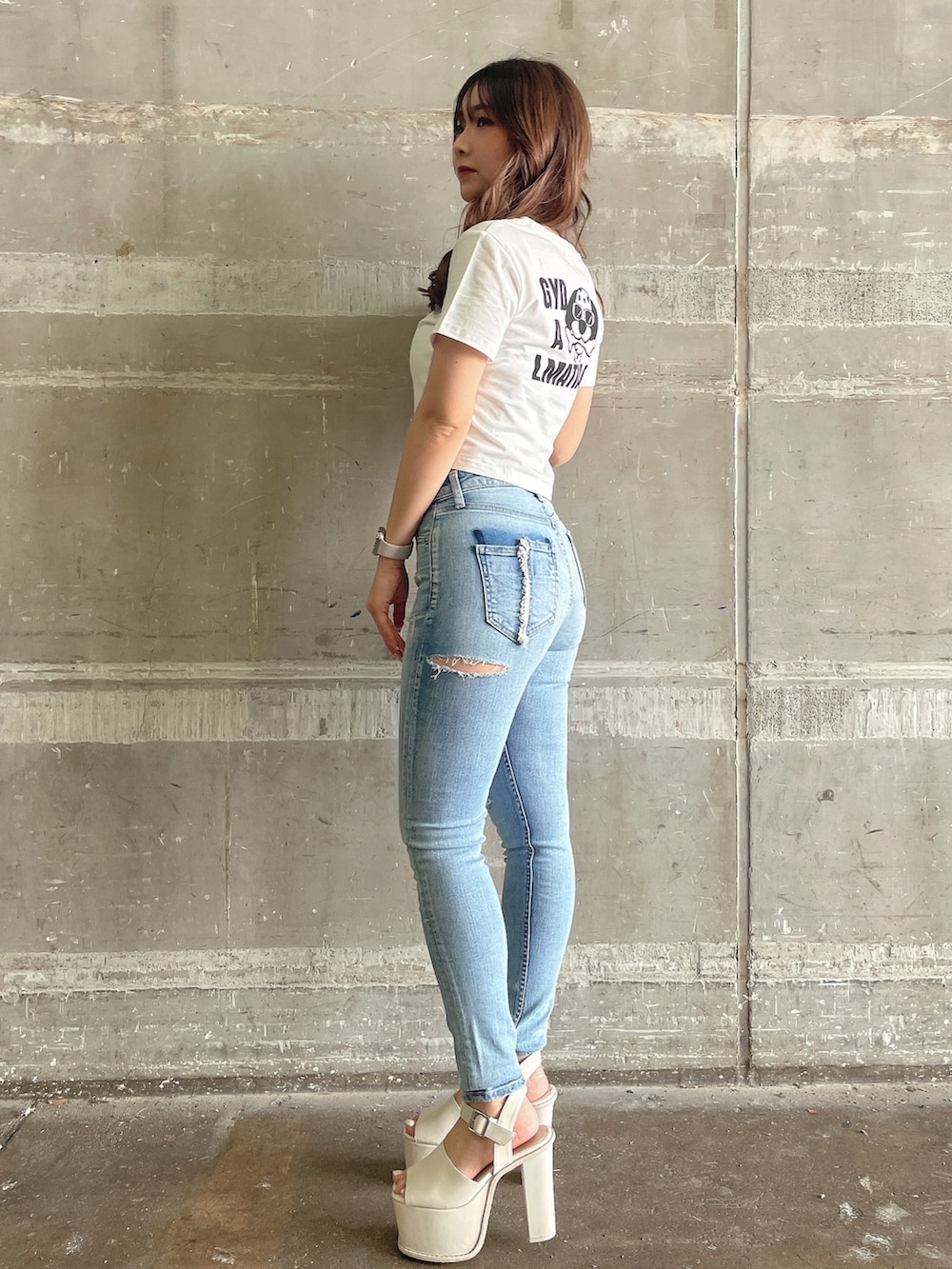 「GYDA、GYDAコーデ、gydaコーデ、gydaデニム、デニムコーデ、カジュアルコーデ、Tシャツコーデ、骨格ウェーブ、イエベ春、155㎝コーデ」｜「GYDAのGOD REVOL GYDALMATIAN ショートTシャツ（Tシャツ/カットソー、ホワイト系）」を使った、arisaさん（レディース・155cm）の夏コーディネートの2枚目の写真