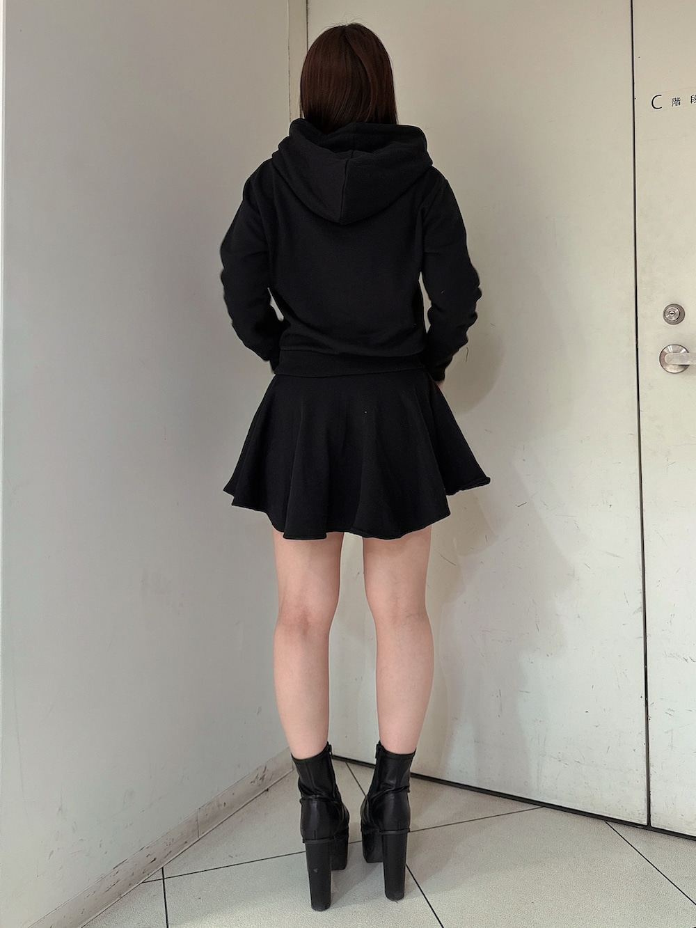 ブラック系のブーツ、ブラック系のワンピースを着用したレディースの冬コーディネートの3枚目の写真