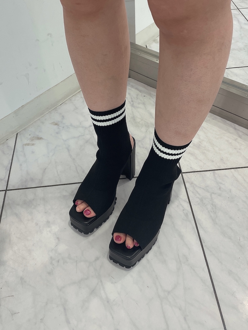 ブラック系のワンピース、ホワイト系のバックパック/リュック、その他のブーツを着用したレディースの夏コーディネートの6枚目の写真