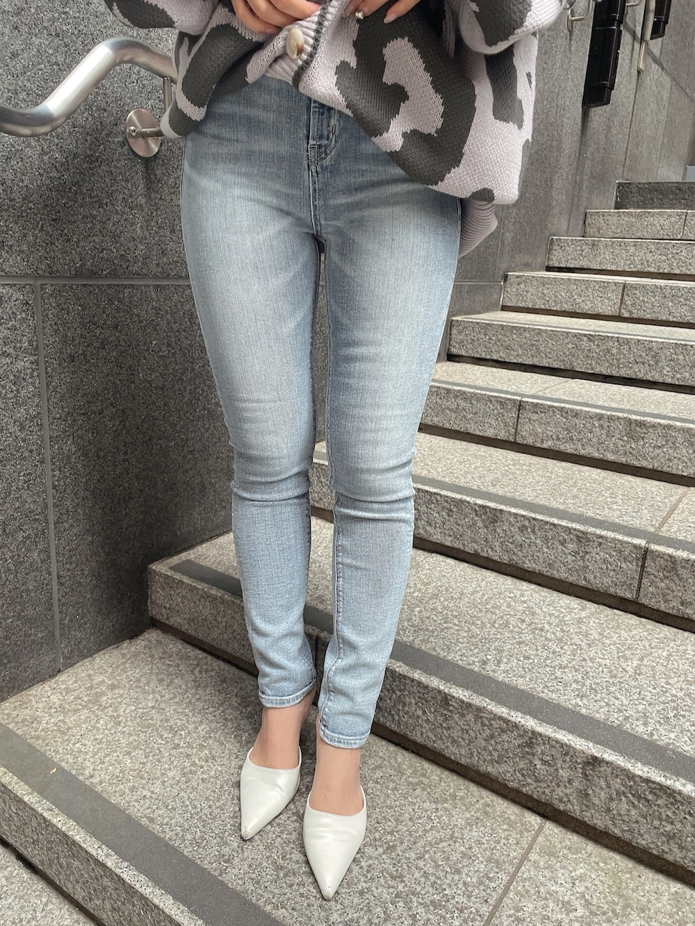 ピンク系のカーディガン/ボレロ、ホワイト系のキャミソール、ホワイト系のパンプスを着用したレディースの春コーディネートの7枚目の写真