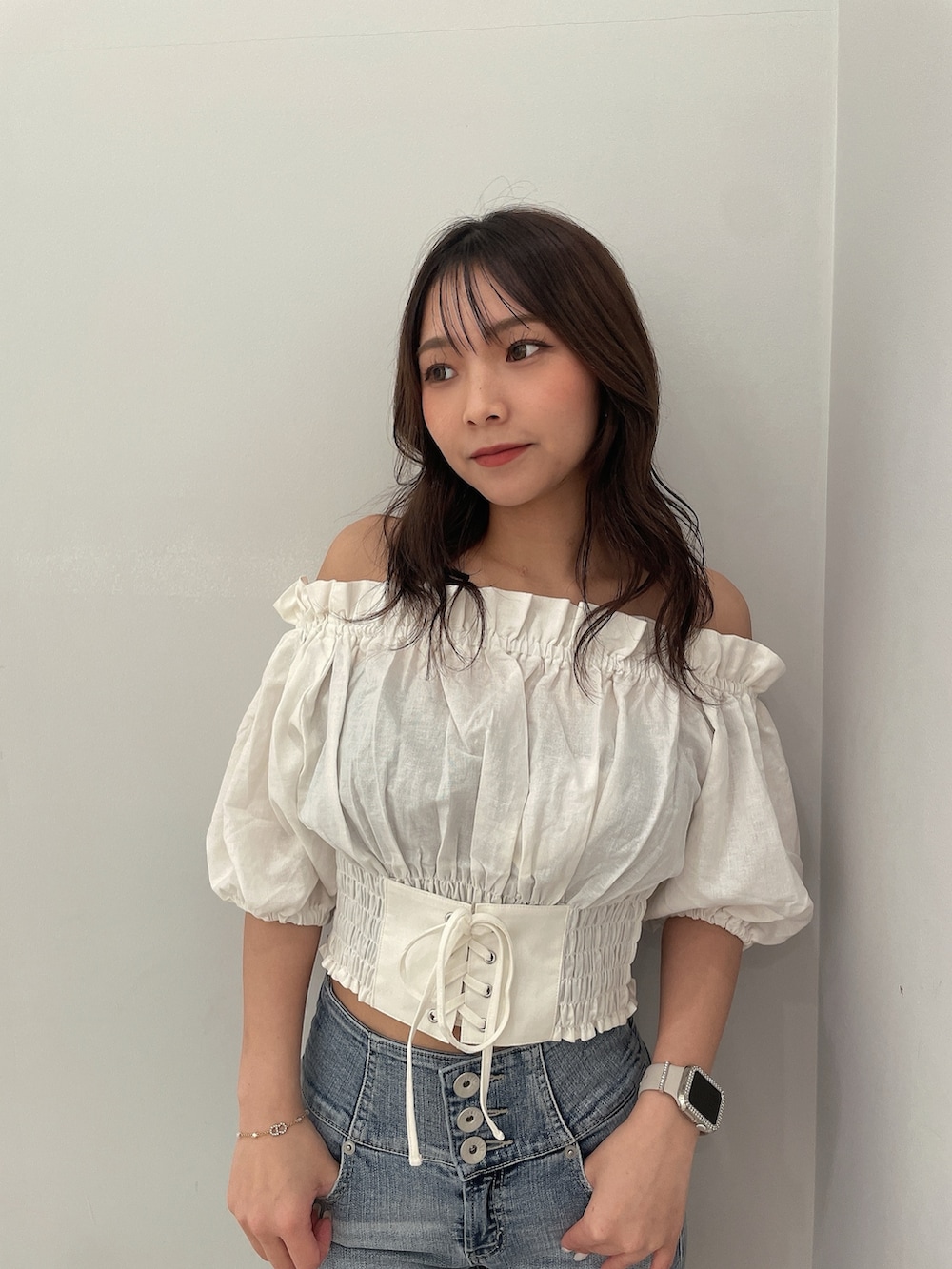 ホワイト系のシャツ/ブラウス、ホワイト系のサンダル、ブルー系のデニムパンツを着用したレディースの春コーディネートの5枚目の写真