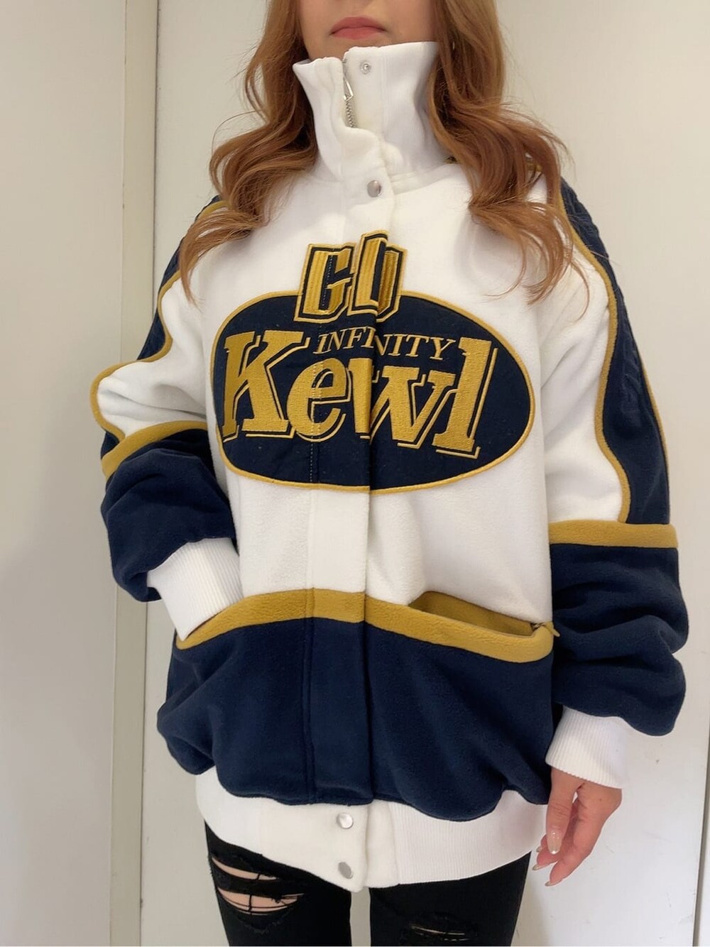 ブラック系のデニムパンツ、ブラック系のデニムパンツ、ホワイト系のブルゾンを着用したレディースの秋コーディネートの5枚目の写真