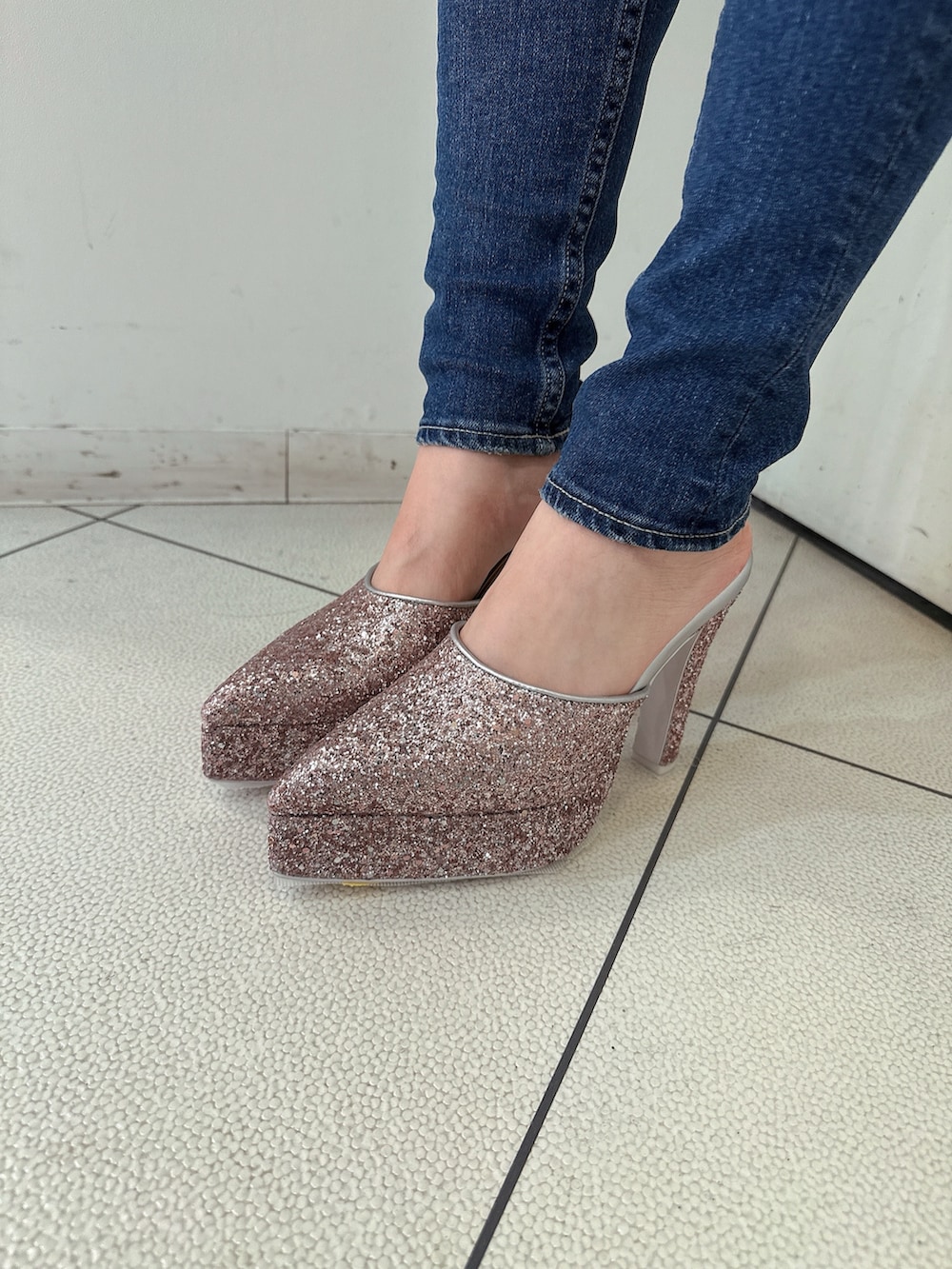 ホワイト系のニット/セーター、ブルー系のデニムパンツ、ピンク系のパンプスを着用したレディースの春コーディネートの8枚目の写真