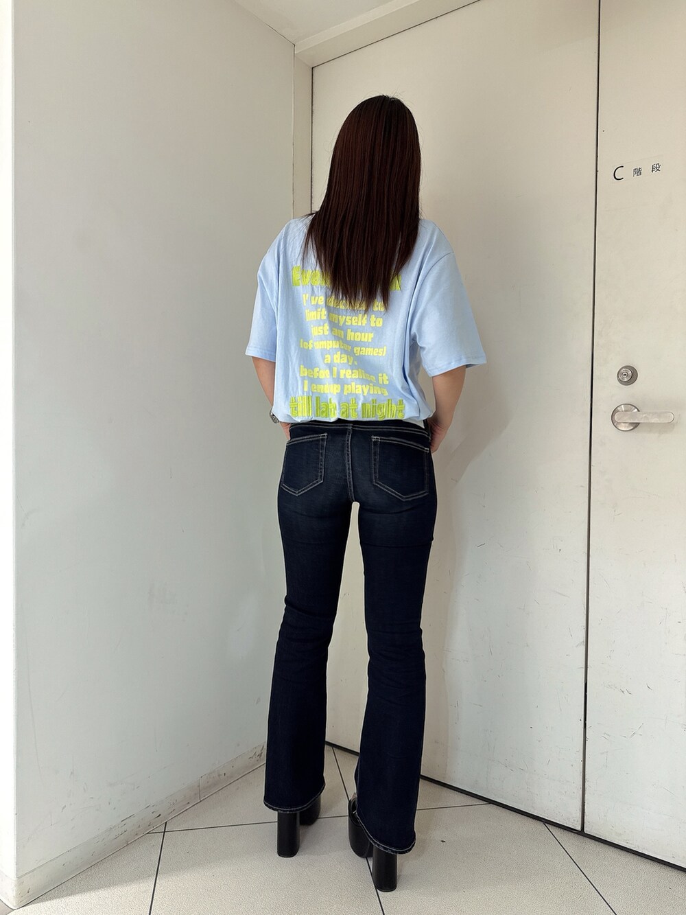 ブルー系のTシャツ/カットソー、ブルー系のデニムパンツ、ブラック系のサンダルを着用したレディースの夏コーディネートの3枚目の写真