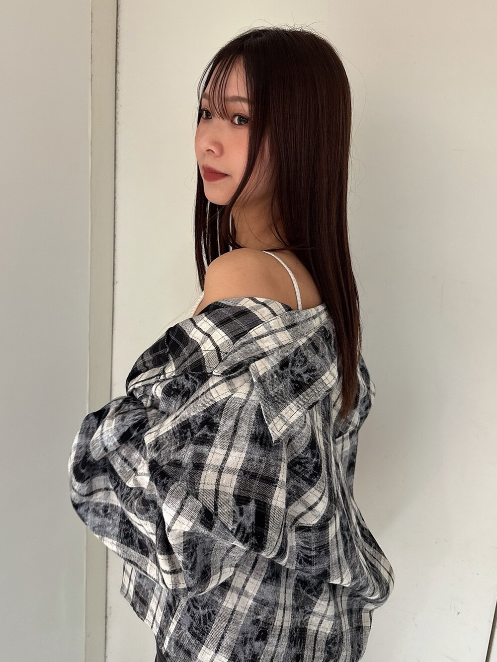 ホワイト系のキャミソール、ブラック系のシャツ/ブラウス、ブラック系のその他パンツを着用したレディースの夏コーディネートの5枚目の写真