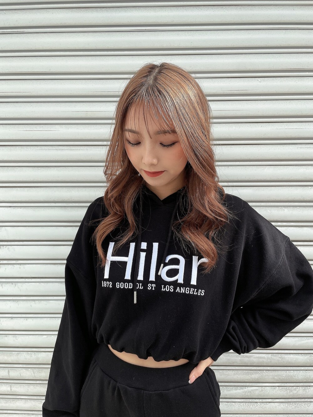 ブラック系のパーカー、ブラック系のスウェットパンツ、ホワイト系のバックパック/リュックを着用したレディースの冬コーディネートの6枚目の写真